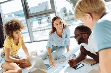 Pozitif Uluslararası Öğrenciler üniversite proje üzerinde birlikte çalışma