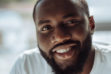 Neşeli afro Amerikalı adam sana bakmak