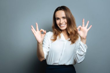 Neşeli mutlu kadın iyimserim