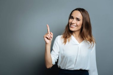 Bir şey anlatmaya çok mutlu çekici kadın