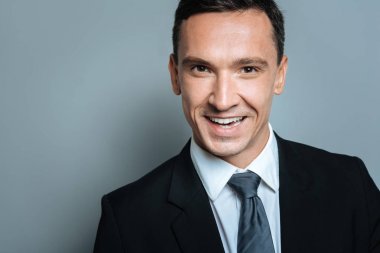 Sana bakarken mutlu yakışıklı adam