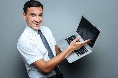 Neşeli neşeli adam onun laptop işaret