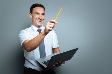 Bir kalem tutan neşeli hoş adam