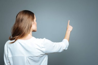 Güzel güzel kadın parmağını arıyor