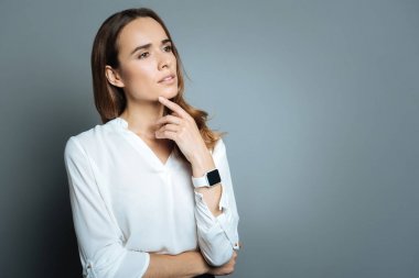 Çenesinin bir parmak basarak çekici düşünceli kadın