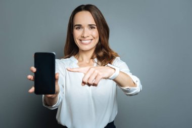 Onun smartphone vasıl işaret neşeli güzel kadın