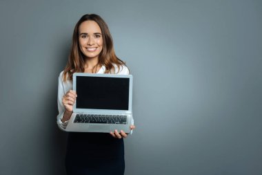 Onu laptop gösterilen memnun güzel kadın