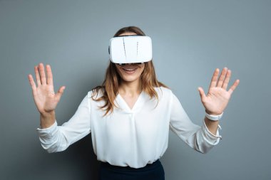 3D gözlük takan neşeli heyecanlı kadın