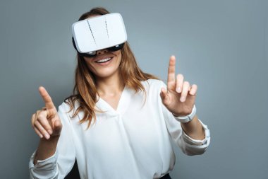 Sanal gerçeklik gözlük içine bakarak mutlu güzel kadın