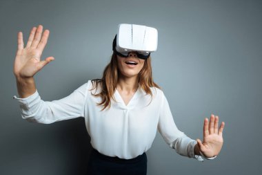 Sanal gerçeklik olumlu genç kadının