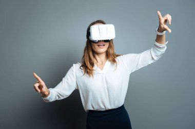 Modern teknolojiler kullanan olumlu genç kadın