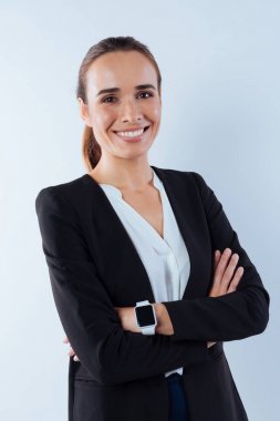 Neşeli pozitif kadın gülümseyerek
