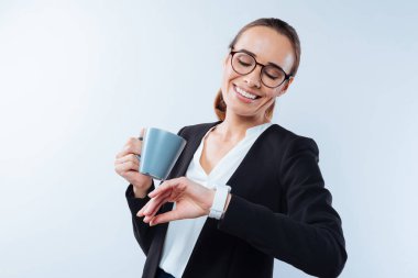 Ona bakarak neşeli güzel kadın