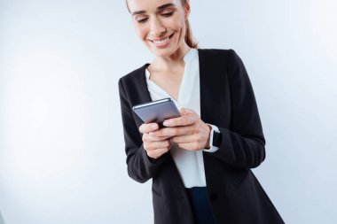 Tipik bir haber neşeli güzel kadın