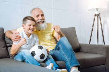 Dede ve torunu kendi favori futbol takımı için köklenme