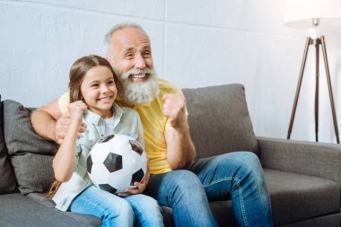 Dede ve torunu favori takım amacı kutluyor