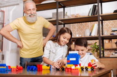 Sevgi dolu dedesi izlerken torun oyun araba modelleri ile