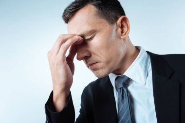 Üzgün depresif adam onun sorunları hakkında düşünme