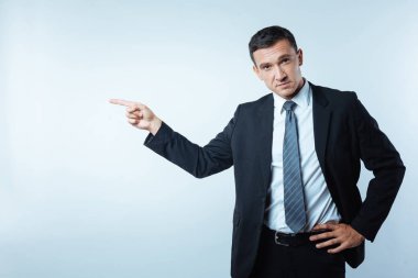 Sana bakarken ciddi yakışıklı işadamı