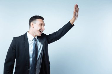 Neşeli iyi adam elini tutarak