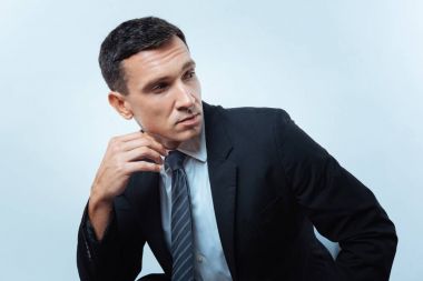 Yakışıklı hoş adam bir yana bakan