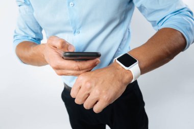 Modern smartwatch bir erkek bileğine olmak