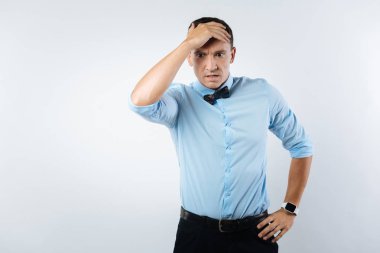 Kızgın genç adam başını tutan