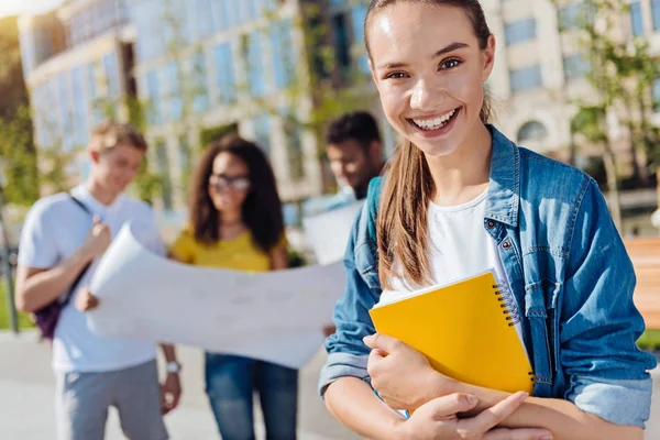 Attraktive Brünette umarmt ihr Notizbuch — Stockfoto