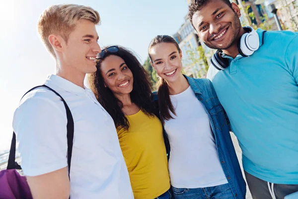 Quadro orizzontale di studenti felici che avendo pausa — Foto Stock