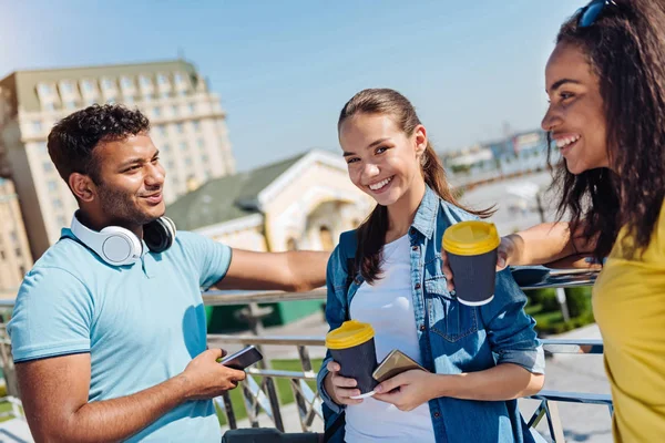 Fröhliche Brünette, die zwischen ihren Feinden steht — Stockfoto