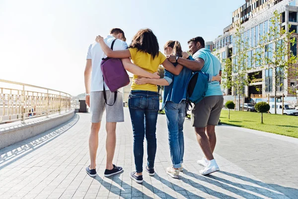 Gruppo di studenti amichevoli che camminano attraverso il passo — Foto Stock