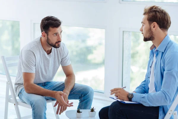 Terapeuta profesional inteligente tomando notas — Foto de Stock