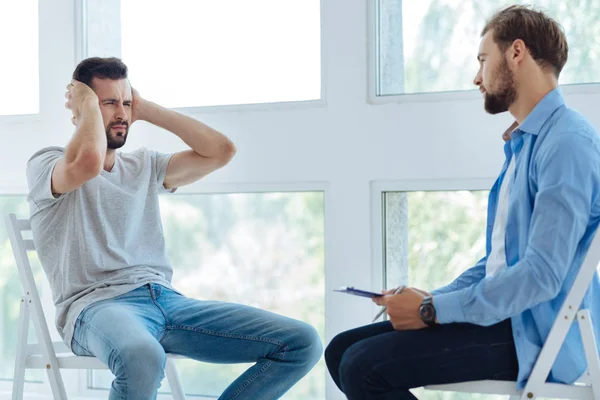 Deprimido hombre alegre sosteniendo su cabeza — Foto de Stock