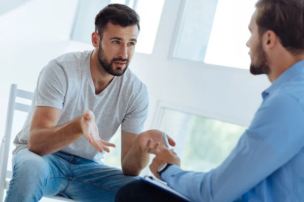 Glädjelös lynnig man letar efter en lösning — Stockfoto