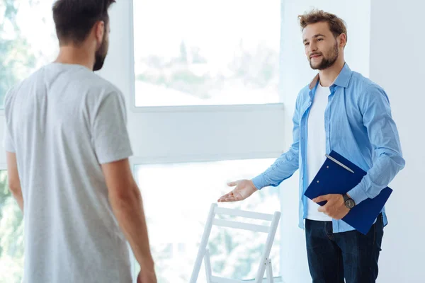 Mooie aangename therapeut kijken naar zijn patiënt — Stockfoto