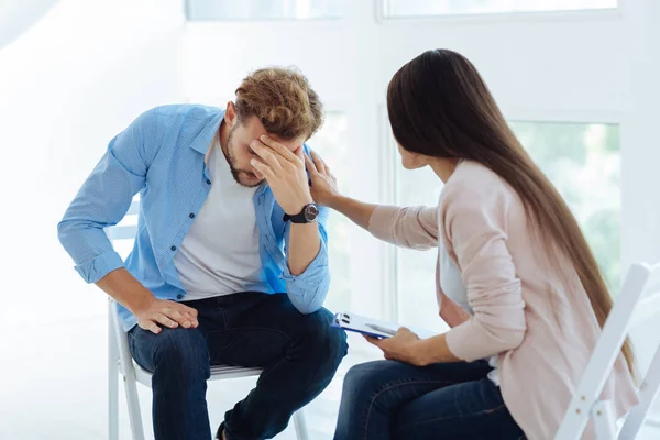 Buena terapeuta comprensiva consolando a su paciente — Foto de Stock