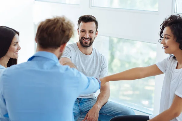 Gente agradable alegre haciendo una actividad de trabajo en equipo — Foto de Stock