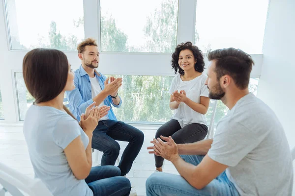 Gente agradable positiva aplaudiendo — Foto de Stock