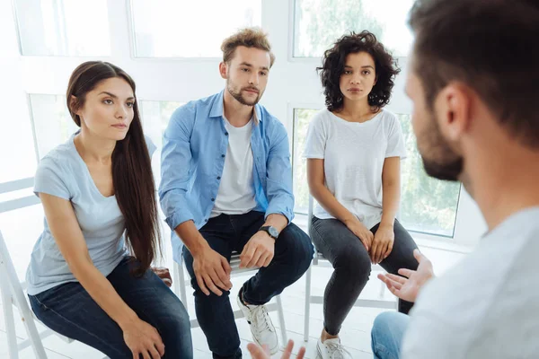 Buena gente infeliz escuchando a su terapeuta — Foto de Stock