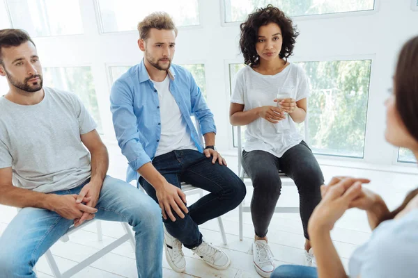 Gente deprimida agradable teniendo una sesión de terapia de grupo — Foto de Stock