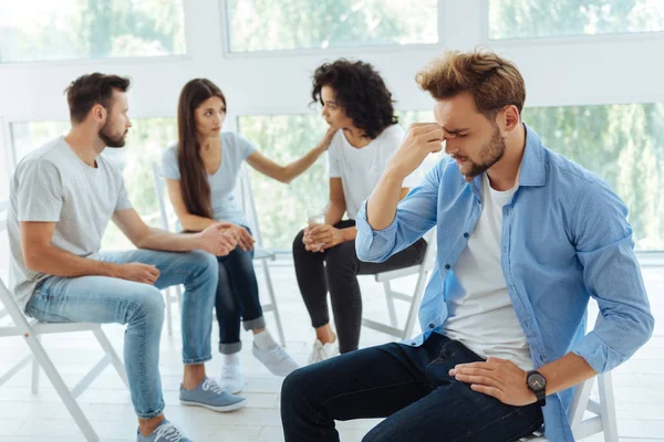 Knappe bebaarde man die lijden aan depressie — Stockfoto