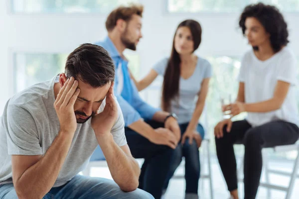 Deprimerad lynnig man håller hans huvud — Stockfoto