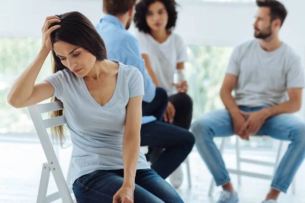 Mujer triste y alegre sosteniendo su cabeza — Foto de Stock