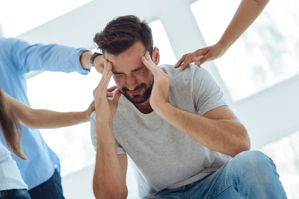 Glädjelös lynnig man stänga ögonen — Stockfoto