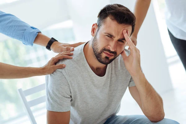 Hombre barbudo infeliz mirándote — Foto de Stock