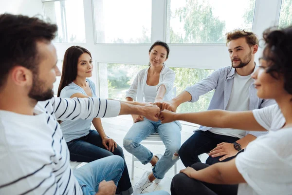 Vrolijke aangename mensen demonstreren hun eenheid — Stockfoto