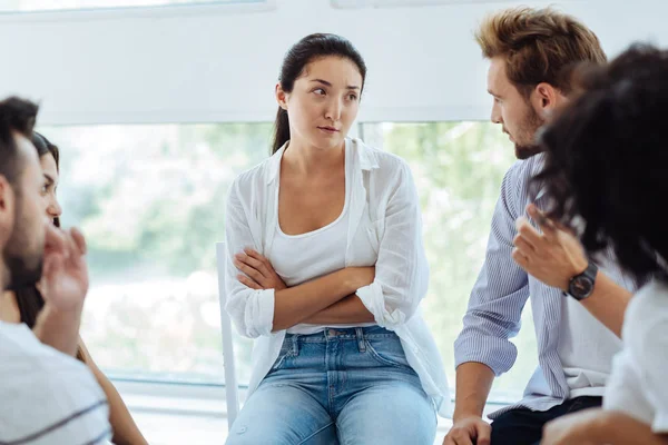 Mujer alegre agradable sentado cruz mano — Foto de Stock