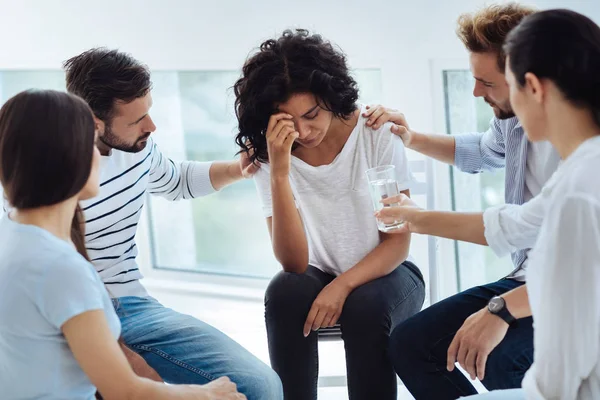 Trevlig omtänksam människor som försöker hjälpa sin vän — Stockfoto