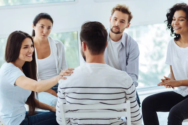 Gente alegre y agradable apoyándose mutuamente — Foto de Stock