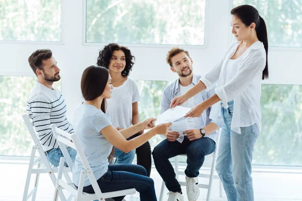 Mooie slimme psycholoog houden van een vel papier — Stockfoto